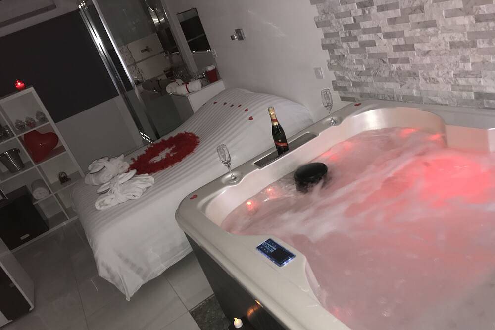 Suite avec jacuzzi privatif in Le Rove, Côte méditerranéenne (France)