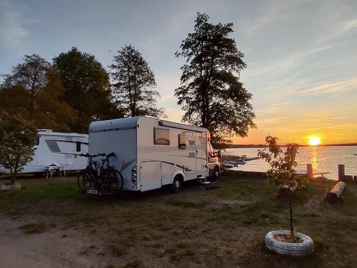 Camping für 4 Personen, mit Garten und Seeblick sowie Ausblick in Zootzen
