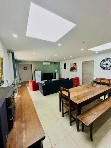 Location de vacances pour 5 personnes, avec terrasse et piscine à Pouilly-sous-Charlieu