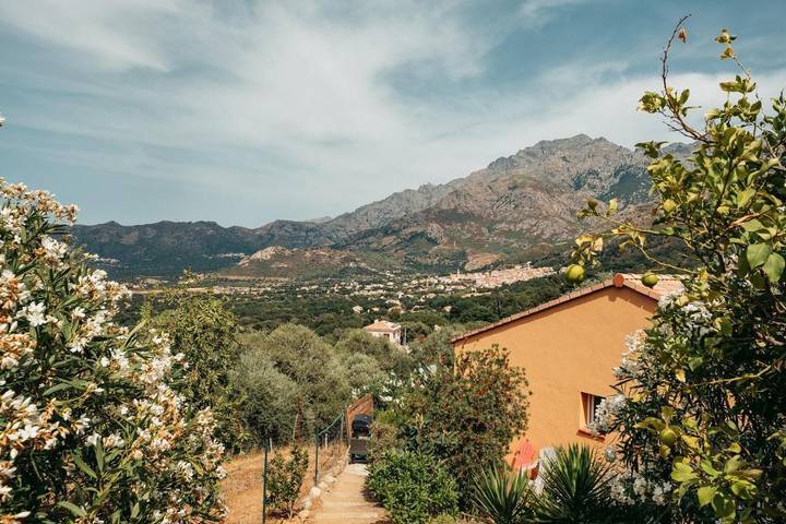 Gîte pour 4 personnes, avec Terrasse et Jardin ainsi que Bassin pour enfant et Piscine à Moncale