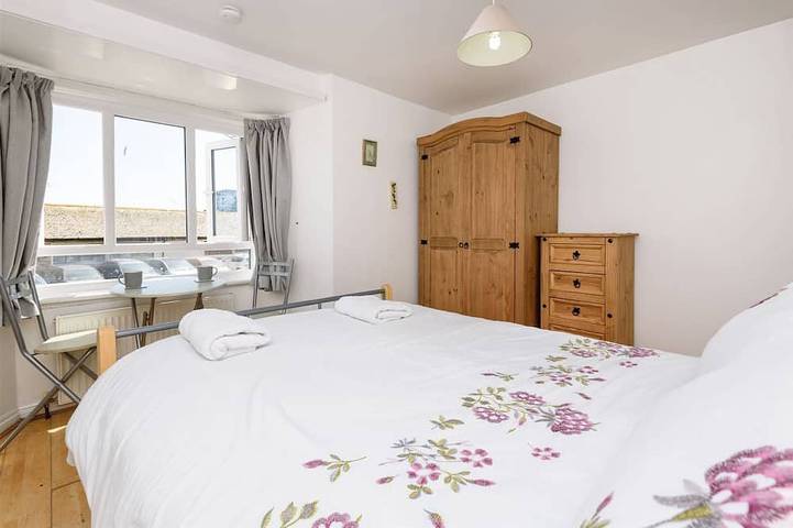 Casa frente al mar con vistas a la playa de Looe. Espacio de estacionamiento reservado 1 minuto a pie! in Looe, Cornualles