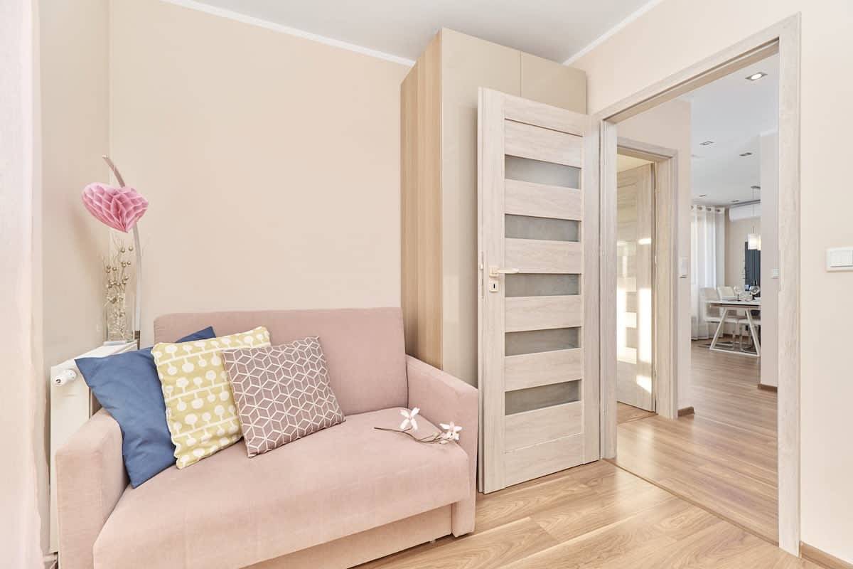 Ganze Wohnung, Bright Apartment with a Balcony | Parking in Breslau, Niederschlesien