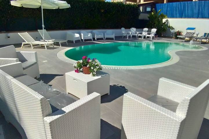 Location de vacances pour 8 personnes, avec jardin et terrasse, animaux acceptés à Tre Fontane