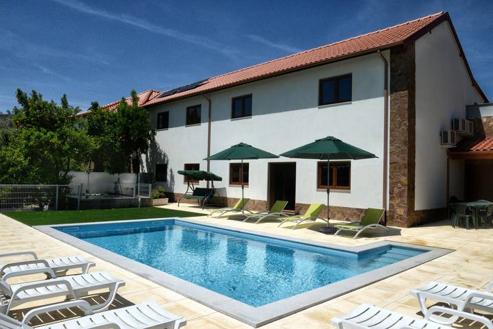 Location de vacances pour 14 personnes, avec terrasse ainsi que piscine et jardin dans Codeçoso