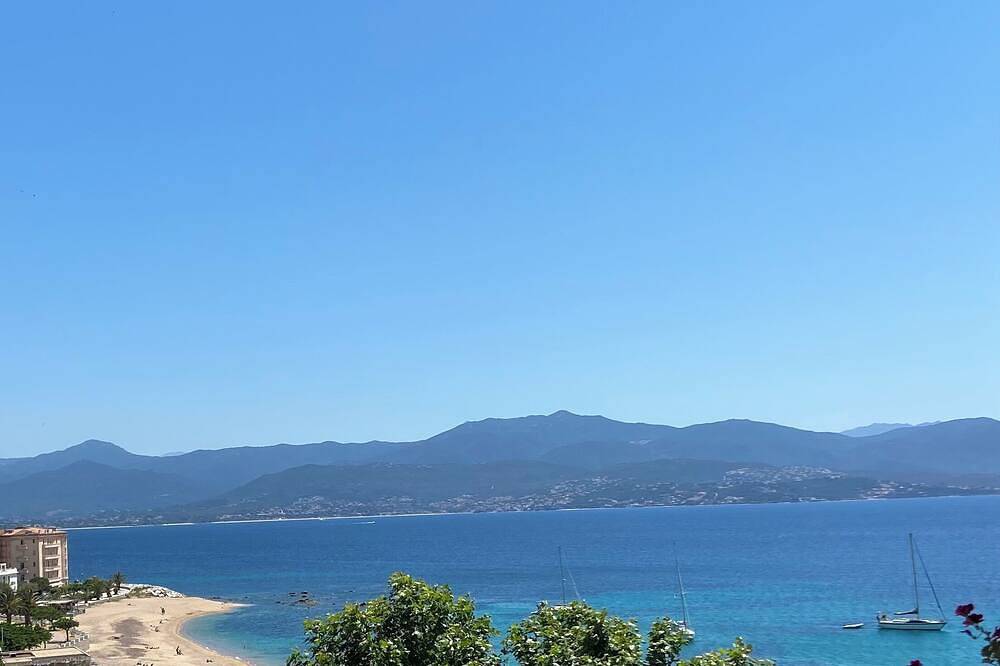Appartement entier, Ajaccio magnifique t2 neuf 4p centre ville clim wifi parking privé bord de plage in Ajaccio, Golfe D'Ajaccio