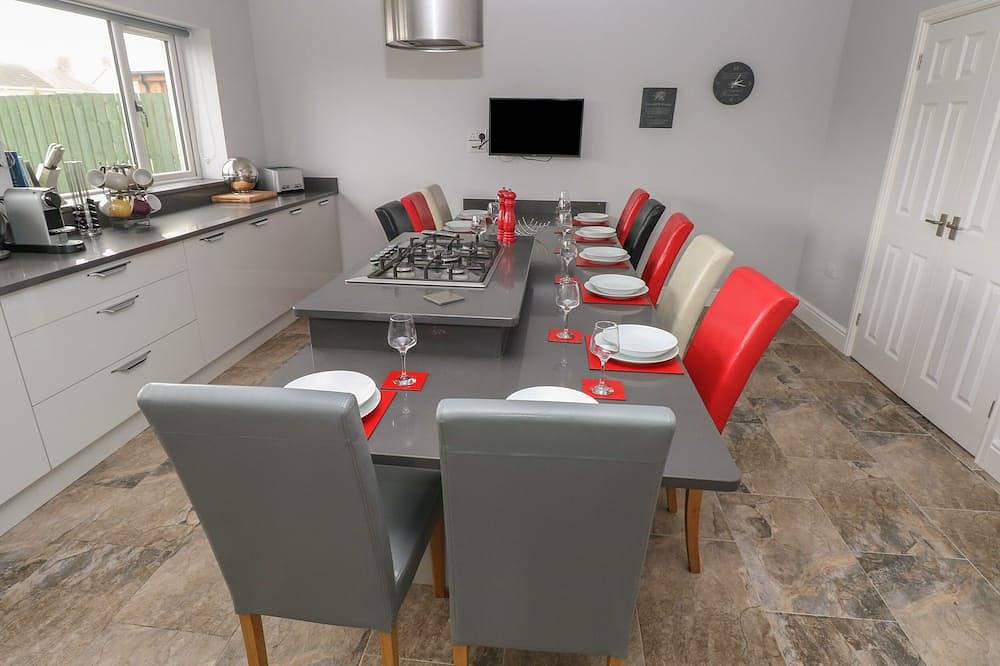 Llygad Y Lleuad ( Moon), pet friendly, with a garden in Burry Port in Burry Port, Carmarthenshire