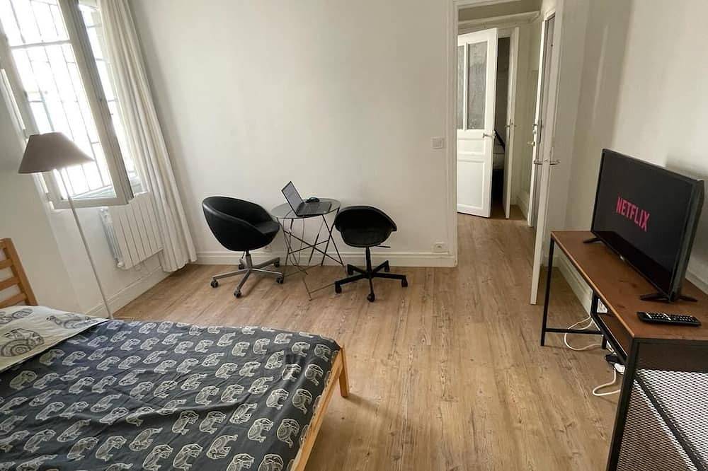 Entire apartment, Calm & Fully furnished appartment at footstep of metro :) with Netflix & Amazon! in Aubervilliers, Seine-Saint-Denis
