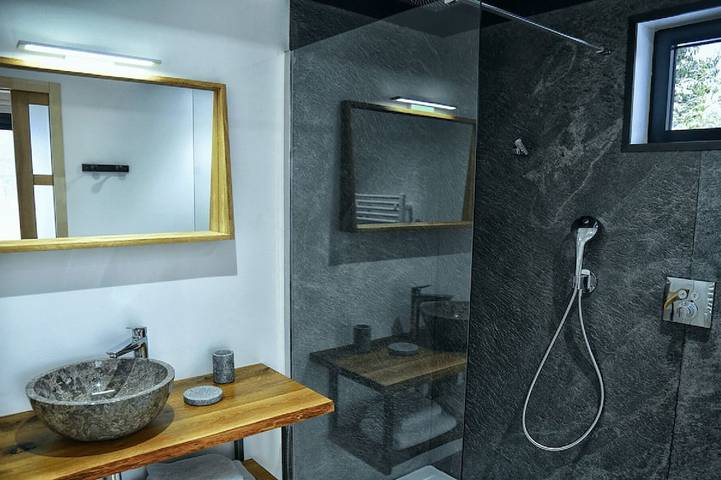 Gîte pour 2 personnes, avec jardin et jacuzzi à Champs-sur-Tarentaine-Marchal - 4