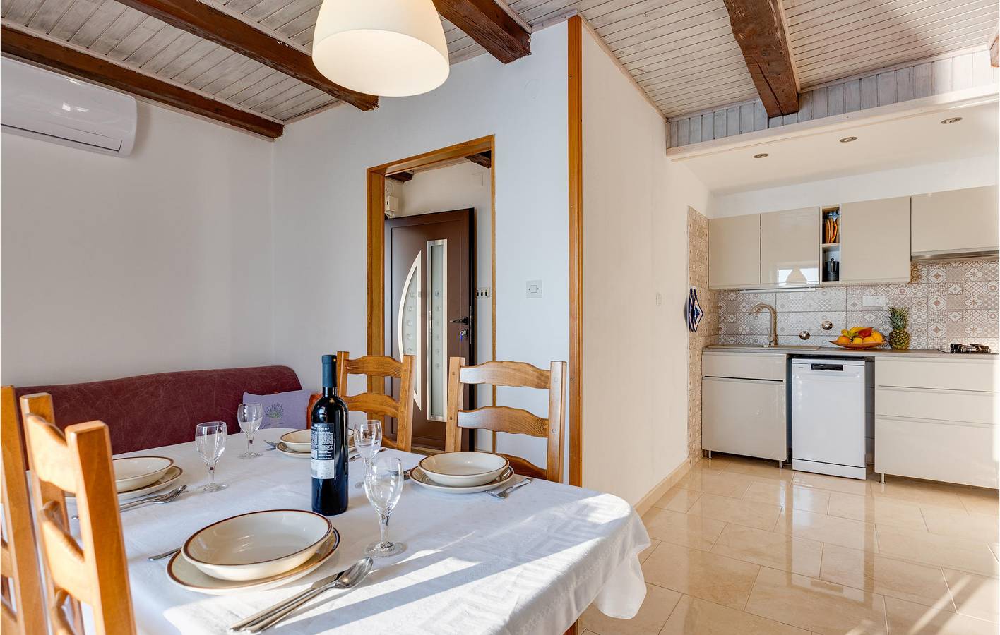 Ganze Ferienwohnung, Gemütliche Surf-Unterkunft: 1 km vom Strand entfernt, mit WLAN, Klimaanlage und Parkplatz in Punat, Krk