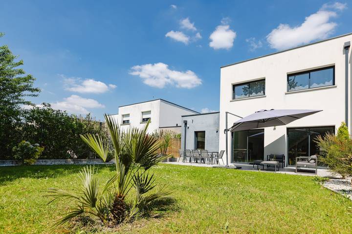 Gîte pour 8 personnes, avec terrasse et jardin à Orgères