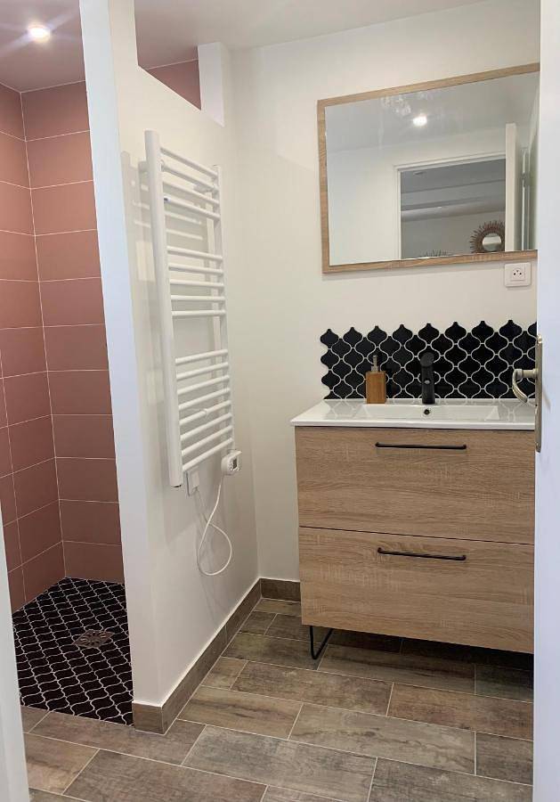 Appartement entier, Ravissant logement avec jacuzzi in Lançon-Provence, Côte méditerranéenne (France)