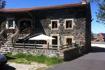 Gîte pour 6 personnes, avec terrasse à Chaspuzac