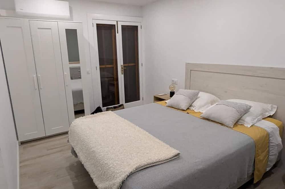 Ganze Wohnung, Bright apartment with terrace & sea view in Sant Elm, Andratx