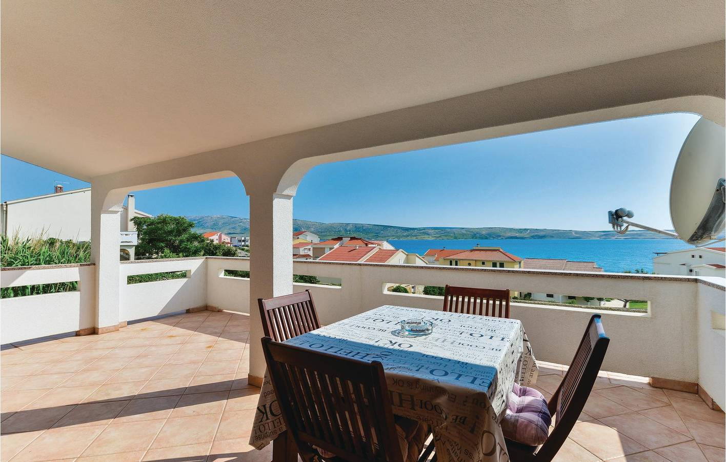 Appartement de vacances entier, Charmant appartement de 2 chambres avec vue sur la mer, terrasse et barbecue - À 1,5 km de la plage in Kustići, Pag