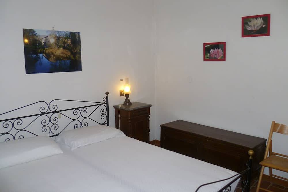 Ancient villa with pool and park in total privacy in Tuoro sul Trasimeno, Lake Trasimeno