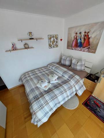 Gîte pour 2 personnes, avec terrasse et vue sur le lac ainsi que vue et piscine à Belmont-sur-Lausanne