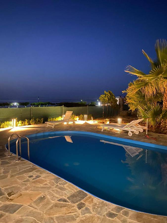 Location de vacances pour 6 personnes, avec jardin ainsi que piscine et vue, adapté aux familles dans Milatos Beach - 3