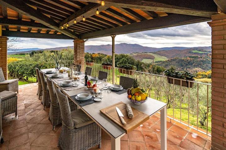 Location de vacances pour 4 personnes, avec piscine ainsi que jardin et vue