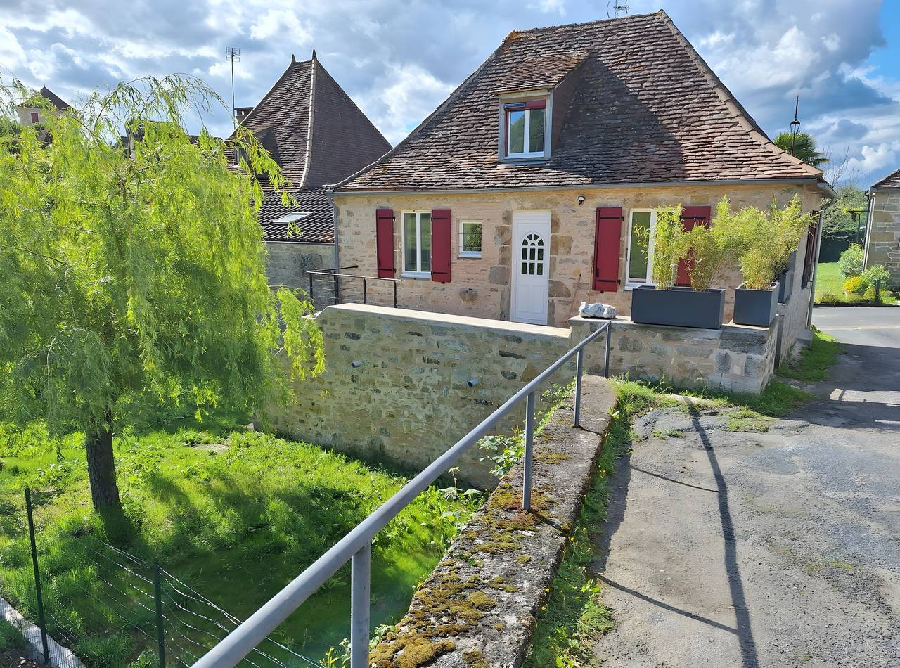 Gîte Le Pigeonnier with Enclosed Garden, Between Padirac and Rocamadour in Miers, Causses du Quercy Regional Nature Park