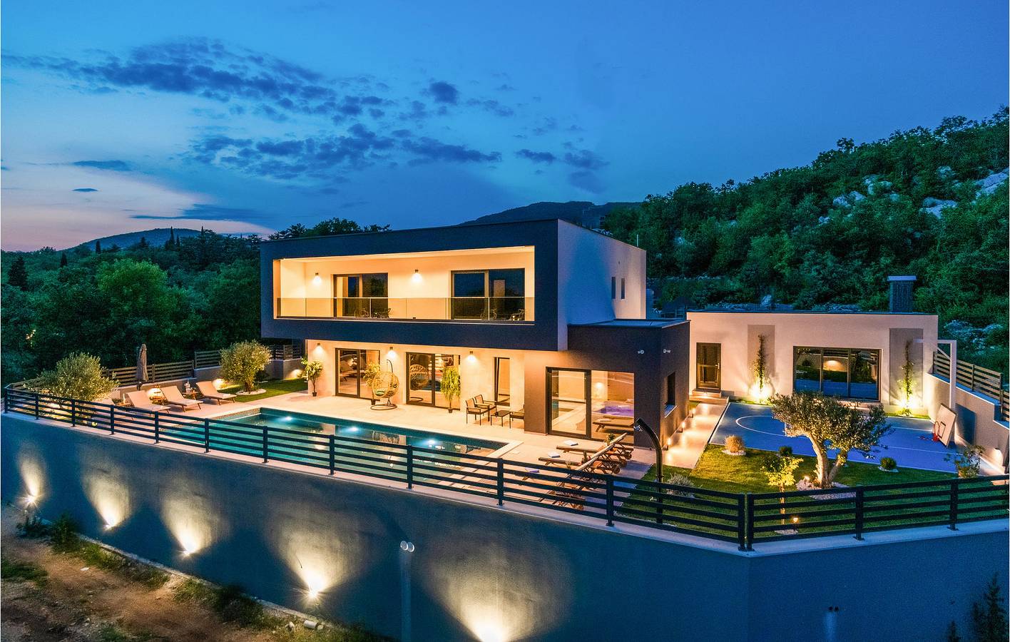 Geräumiges Apartment mit 2 Schlafzimmern, Pool, WLAN und Parkplatz in Zagvozd, Makarska Riviera