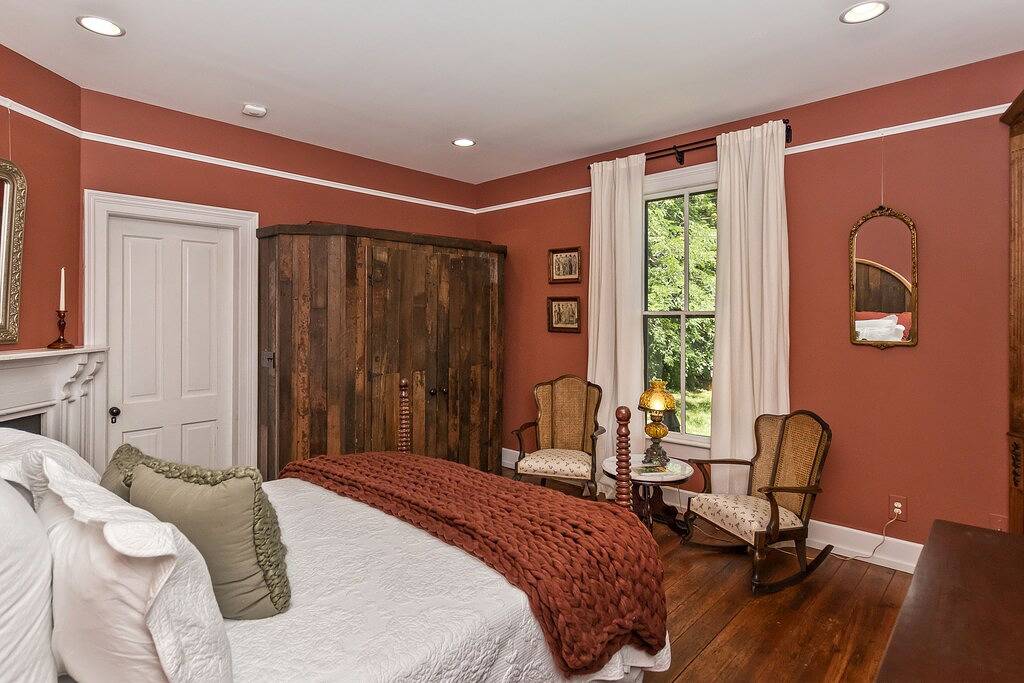 Historic Cottage Retreat • walk to downtown • porch swings • cozy fireplaces in Blue Ridge Parkway, Asheville