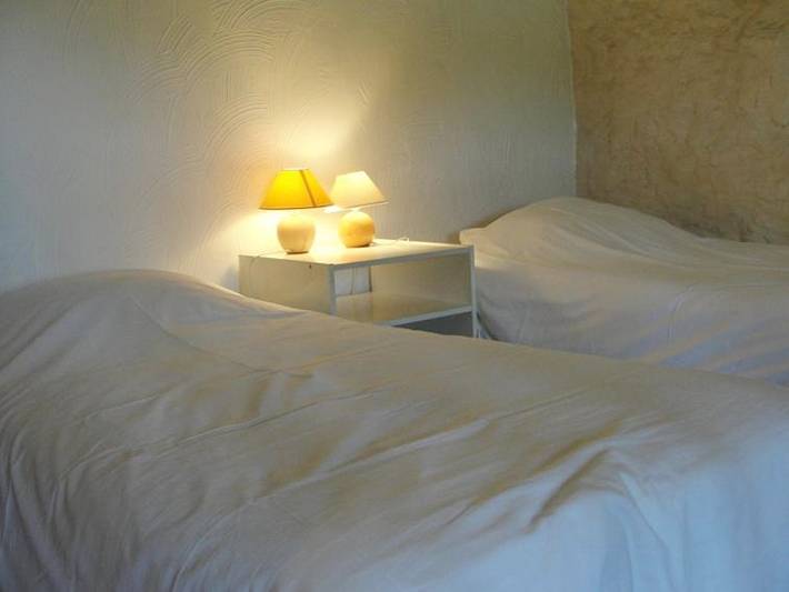 Location de vacances pour 4 personnes, avec jardin ainsi que piscine et vue à Quinson - 3