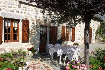 Maison de vacances pour 6 personnes, avec jardin et terrasse dans le Cantal