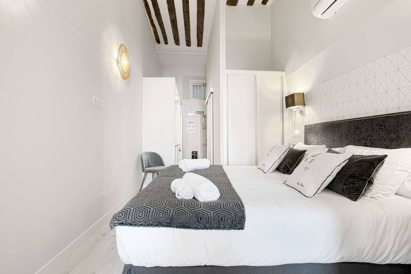 Entire apartment, Apartment 1Bd with balcony in Plaza Mayor square. Plaza Mayor I in Centro (Madrid), Madrid