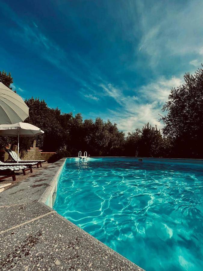 Ferienwohnung für 4 Personen, mit Terrasse und Garten sowie Pool und Ausblick in Montescudaio