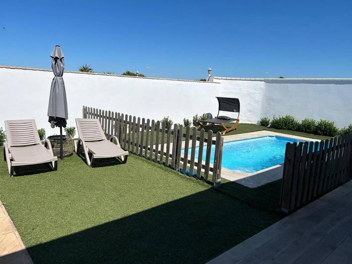 Villa for 4 people, with Balcony and Terrace as well as Garden and Pool in El Palmar (Andalusia)