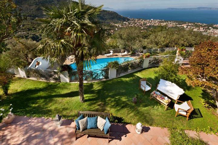 Amore Rentals - Villa Auxilia con Piscina Condivisa e Terrazza in Piano di Sorrento, Provincia de Nápoles
