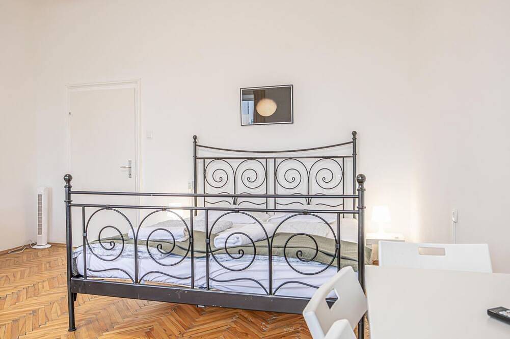 Ganze Wohnung, Superb 2Br Apt. Very Spacious @the Millenium Tower in Wien, Wienerwald