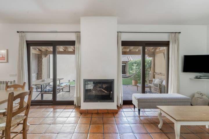 Maison de campagne "Fuentebuena" avec vue sur les montagnes, terrasse privée et Wi-Fi in Matabuena, Province de Ségovie