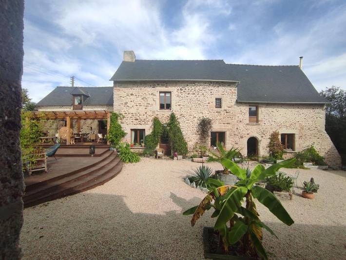 Chambre d’hôte pour 6 personnes, avec Terrasse et Jacuzzi ainsi que Jardin et Vue à Corseul