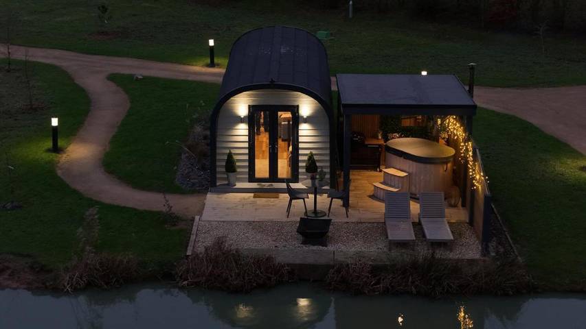 Glamping for 2 people, with hot tub and garden in Cheshire