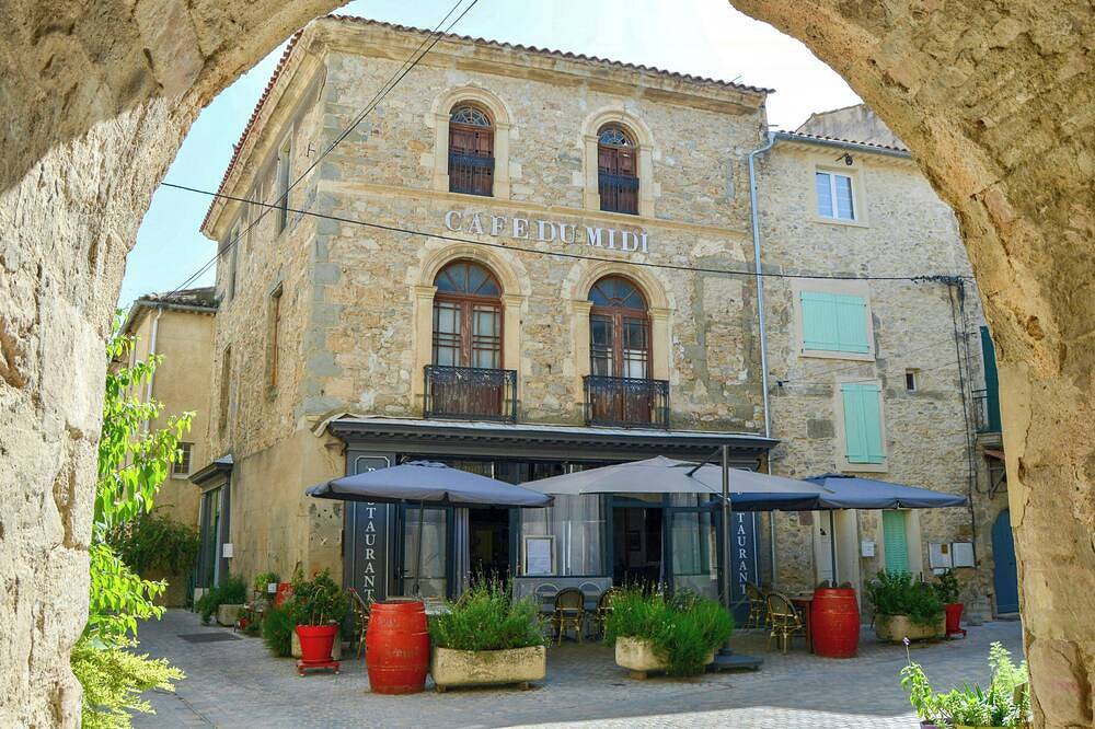 Dorfhaus am Flussufer in Bize-Minervois, Mittelmeerküste (Frankreich)