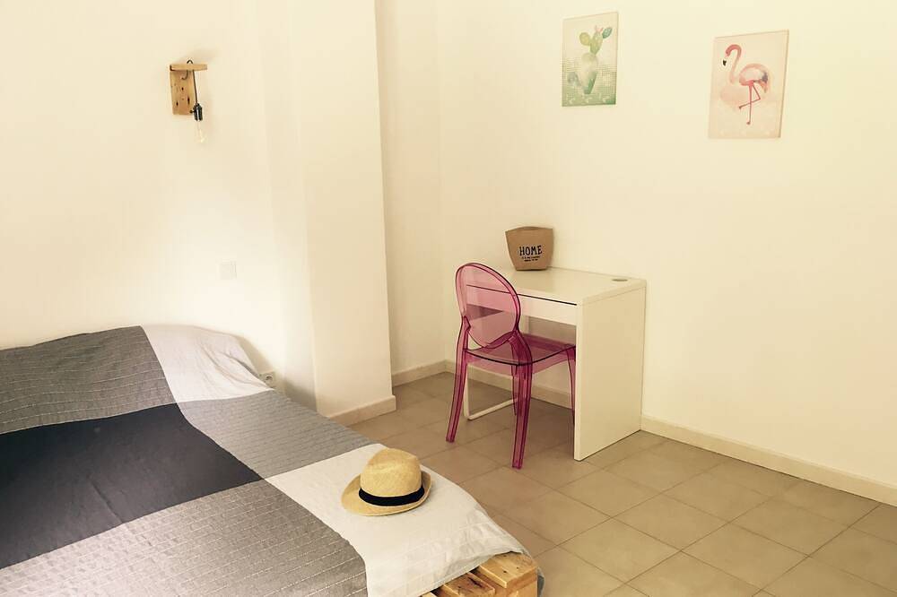 Cottage of two plane trees between Alpilles and Luberon in Orgon, Arles region