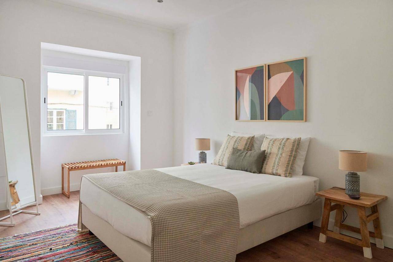 Apartamento inteiro, Spacious & Light-Filled 4Br Apartment By Timecoler in Venteira, Costa de Lisboa