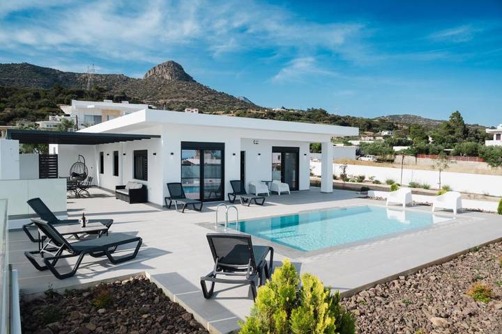 Ferienhaus für 6 Personen, mit Ausblick und Garten sowie Pool - 1