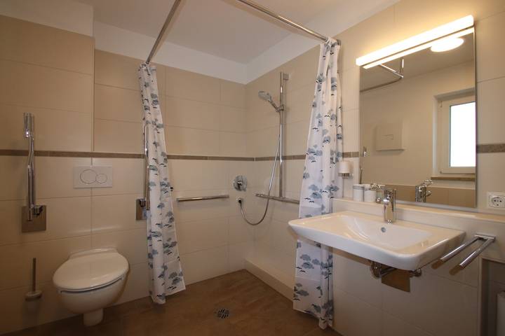 Ganze Ferienwohnung, Ferienwohnungen Chiemsee - Ferienwohnung Hochgern, Erdgeschoß, für bis zu 3 Pers., rollstuhlgerecht, 46 qm in Grabenstätt, Chiemsee