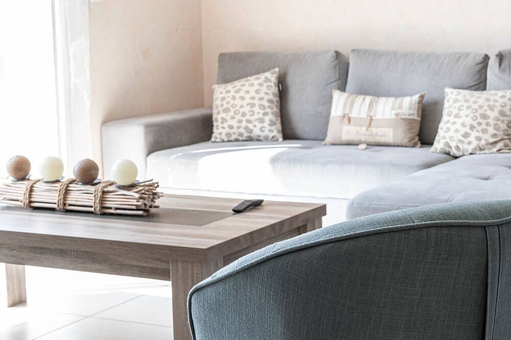 \"Les Lièvres\" House: Air-conditioned Relaxation Oasis with Pool & Jacuzzi in Panazol, Limoges region