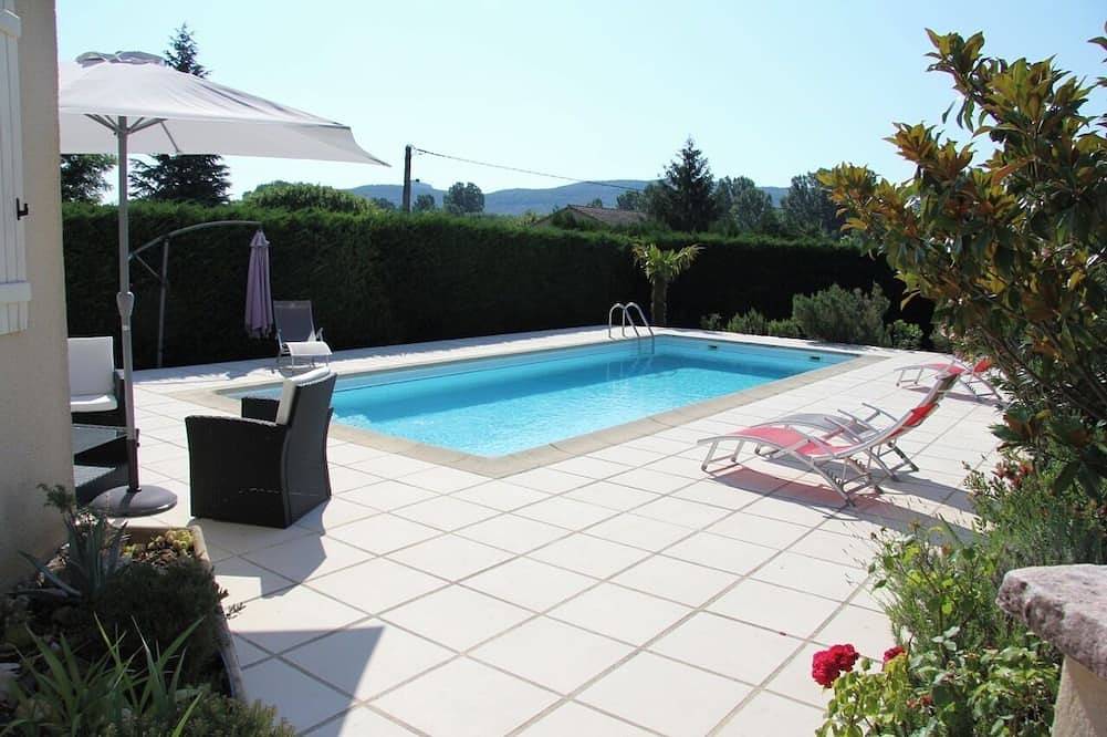 Air-conditioned villa with private swimming pool, South Ardèche, 5 minutes from the heart of the Gorges. in Saint-Alban-Auriolles, Ardèche
