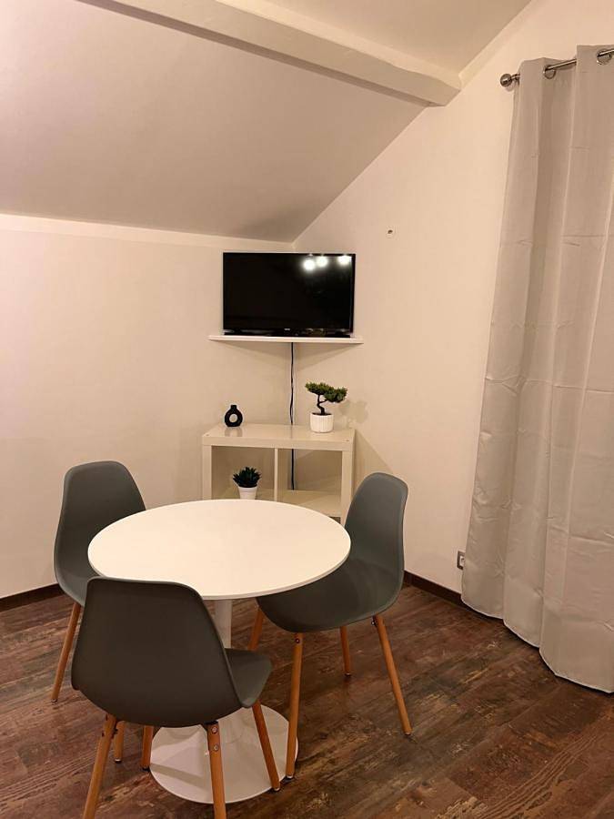 Gîte pour 3 personnes, avec jardin ainsi que terrasse et vue à Saint-Laurent-de-Mure - 3