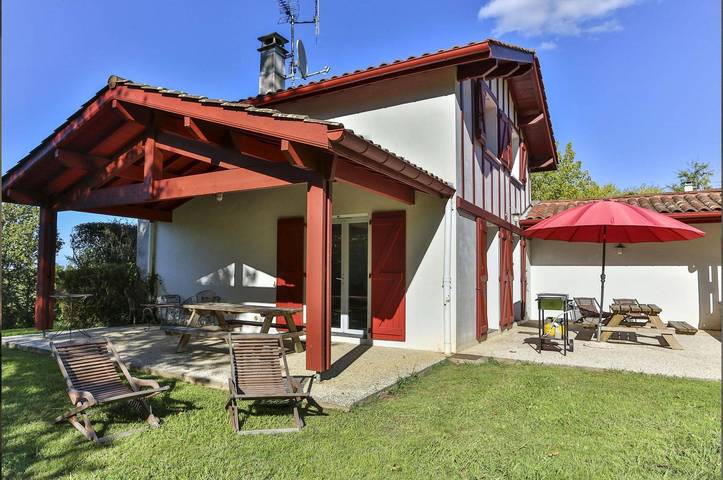 Gîte pour 6 personnes, avec Terrasse ainsi que Jardin et Piscine