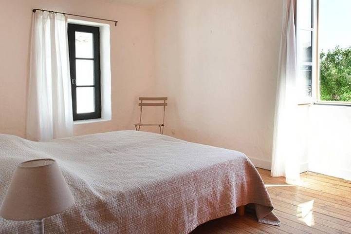 Charming House with Sunny Courtyard, 3 Bedrooms, Close to Beach, Ideal for Family Getaways in Les Portes-en-Ré, Ile de Re