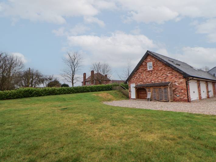 Cottage for 2 people, with garden, with pets in Cheshire