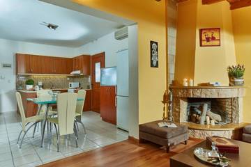 Apartment for 5 People in Αχλάδα, North Crete, Photo 2