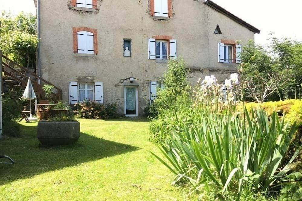 Gîte chaleureux entre festivals, nature et confort avec wifi à Jullianges in Jullianges, Parc Naturel Régional Livradois-Forez