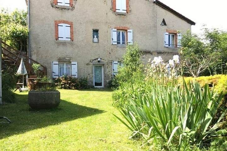 Gîte pour 2 personnes, avec jardin, animaux acceptés à Jullianges