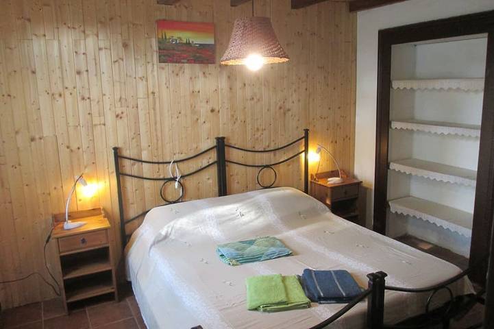 Ganze Wohnung, Apartment for couples with garden - 10 min from the lake! in Salò, Gardasee-Berge